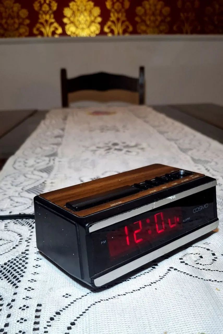 Relógio digital de mesa