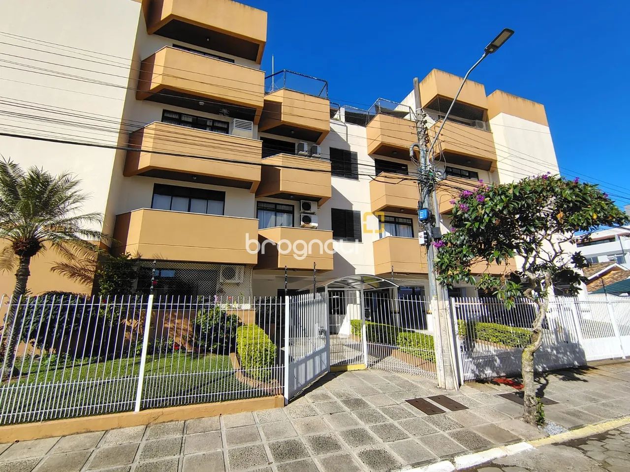 Lindo Apartamento Mobiliado com 2 Quartos (1 Suíte) e Garagem a Poucos Passos do Mar em Ca