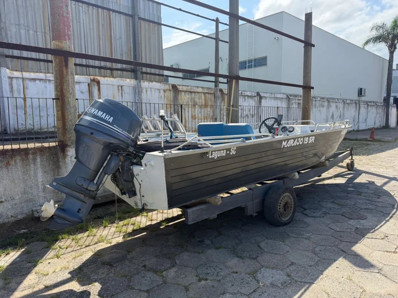 Lancha acompanhada de motor de 60 yamaha 