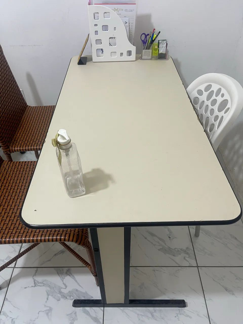 Birô com gavetas e 2 cadeiras - Foto 3
