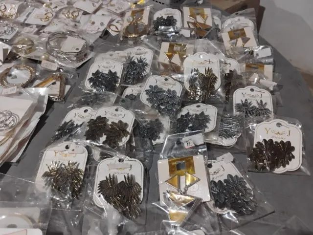 Kit Bijuterias (Pulseiras, Brincos, Anéis, Colares etc) - Foto 3