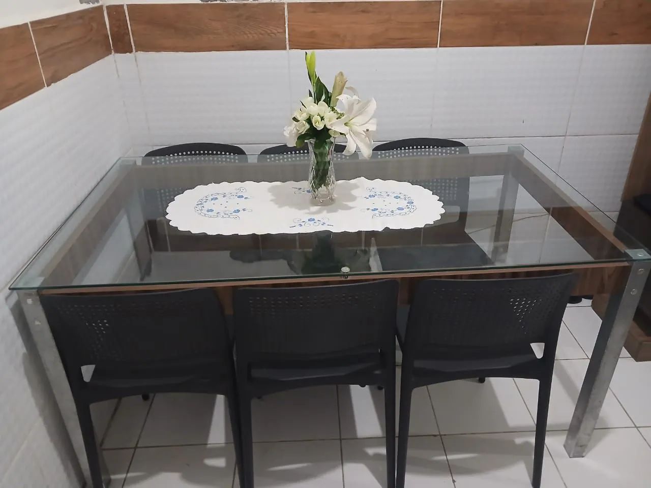 Vendo mesa com 6 cadeiras e tampa de Vidro - Foto 2