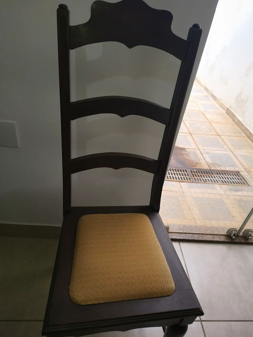 Mesa madeira maciça com 6 cadeiras estofadas 1,17C x 0,80L x 0,81 A65581378745603125