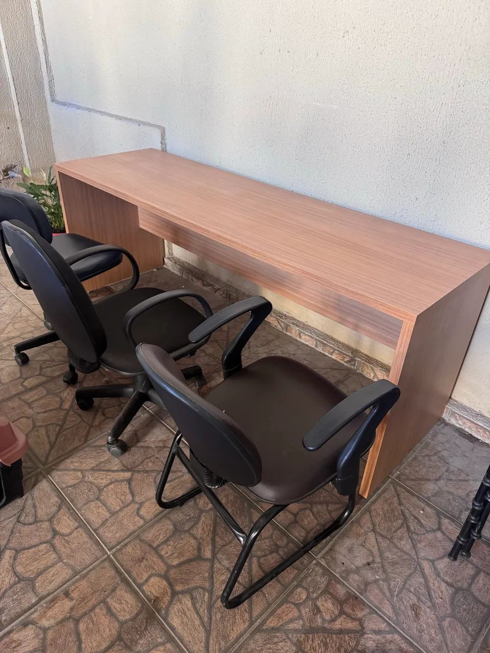 Mesa de escritório e cadeiras  - Foto 2