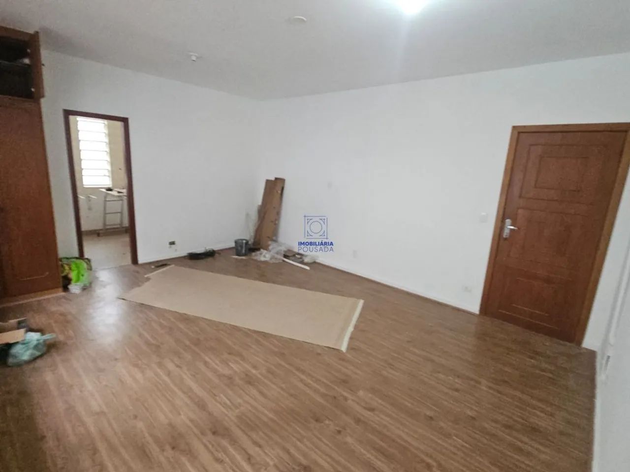 SALA COMERCIAL COM BANHEIRO E COPA TODA REFORMADA NO MARAPÉ;