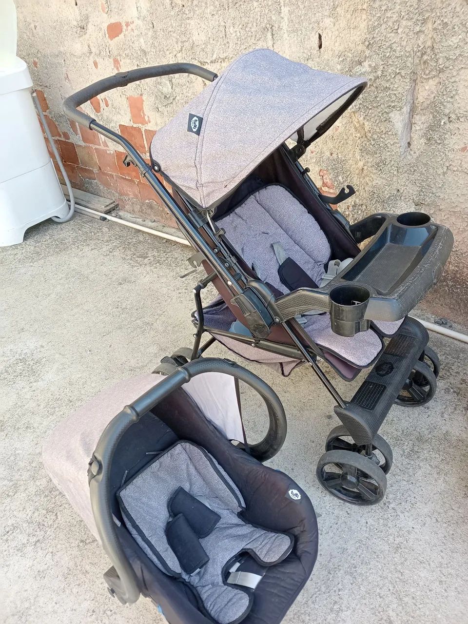 Carrinho de bebe com bebê conforto 