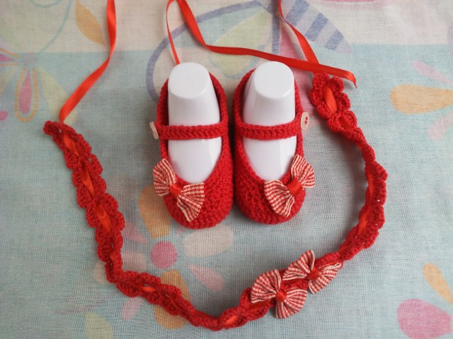 sapatinho e tiara de crochê