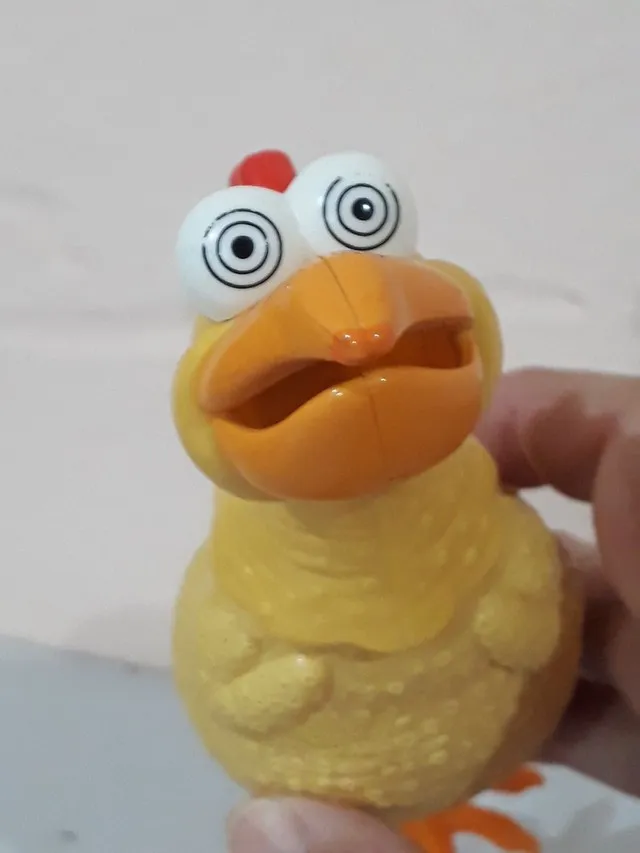 Galinha com apito e compartimento atrás para balinhas marca Candy & Toy Factory