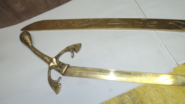 espada com bainha antiga bronze cabeça serpente - Foto 5