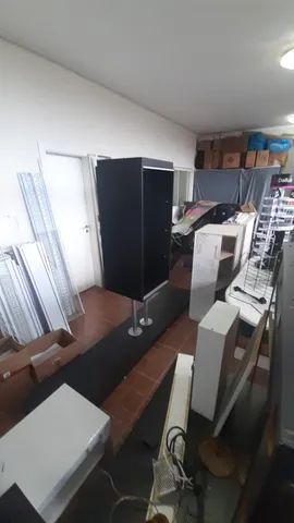Kit Expositor Vitrine de Loja Iluminada com Porta de Vidro e Tablado Preto Ótimo Estado !!