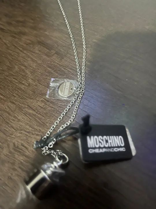 Colar Moschino com Pingente de Garrafa original  - Foto 3
