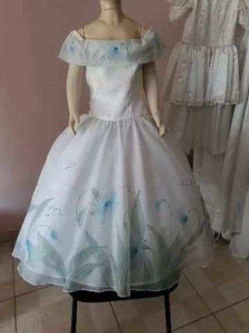 estoque de roupas de festa