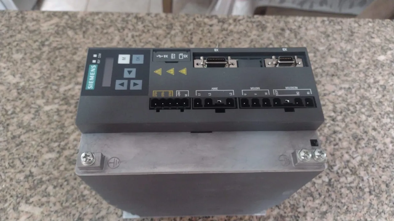 Inversor de Frequência Trifásico 220V 10,6A 2CV V90 6SL32105FB115UF0 Siemens