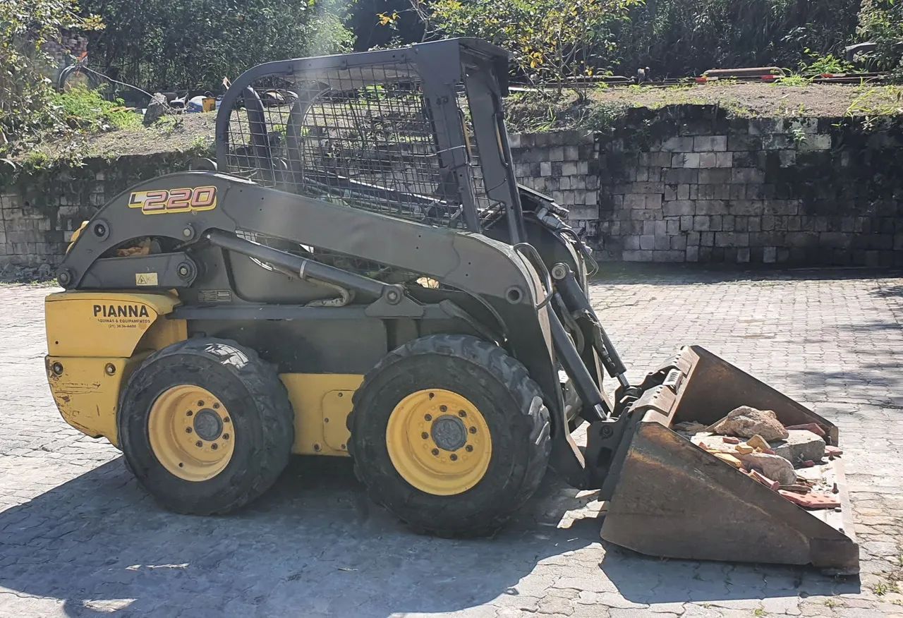 Mini carregadeira  New Holand l220