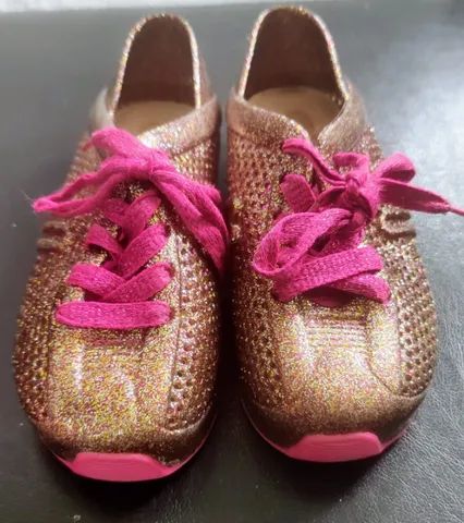 Tênis infantil Melissa tamanho 25 sapato dourado e rosa com preço de desapego 