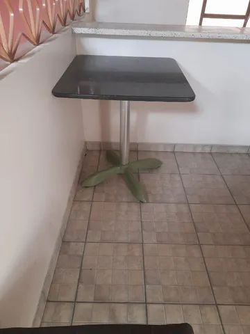 mesa de granito e aluminio