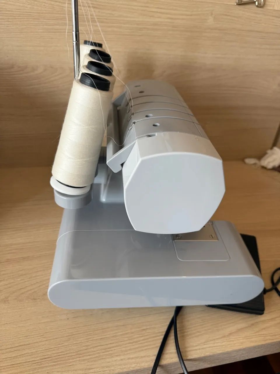 Máquina Overloque Singer modelo 14HD854 - Foto 3