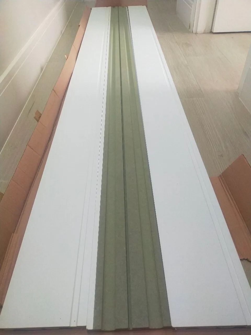 RODAPÉ BRANCO EM MDF.  Medidas2,40 Comp e 0,15 cm de Alt. São 3 unid. O do meio é o verso. - Foto 2