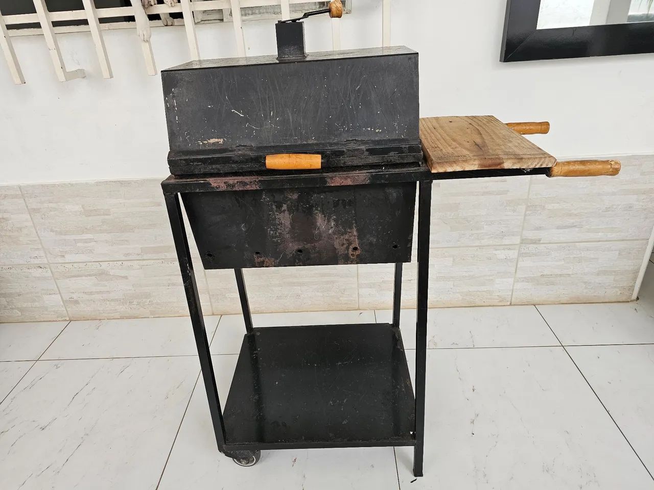Churrasqueira de Ferro com Carrinho