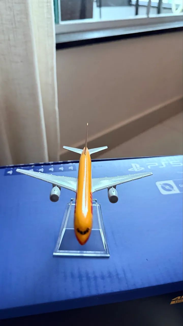 Miniatura de avião DHL express 1/500 - Foto 2