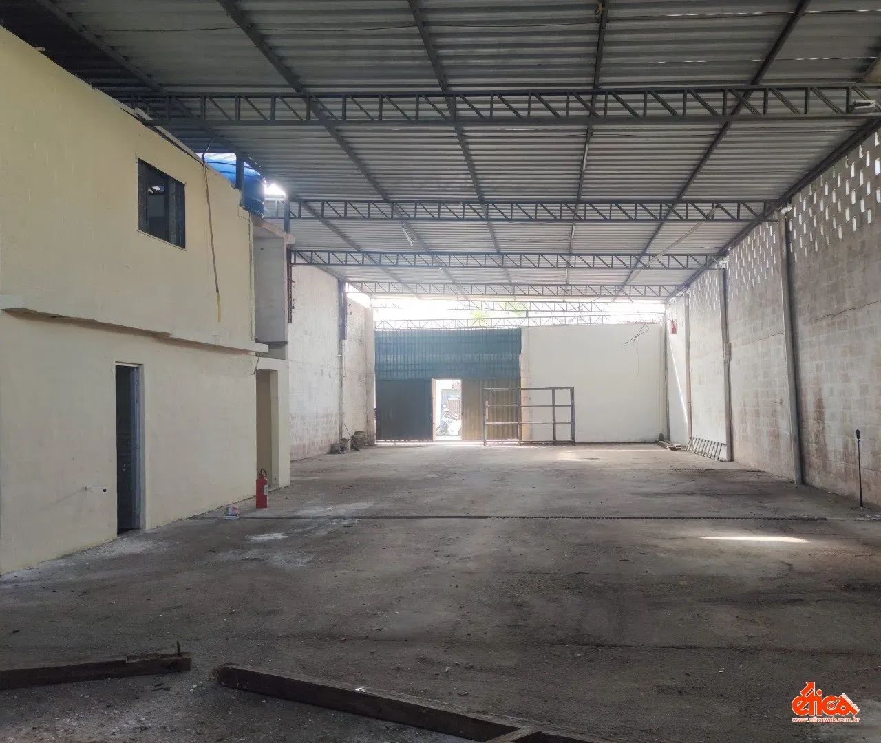 Galpão medindo 300,00m² pé direito 6,00m - Foto 12