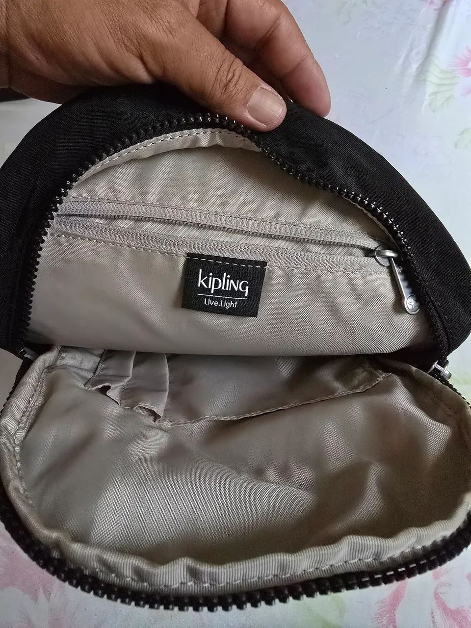 Mochila Kipling Preta Pequena Transversal  - Foto 2
