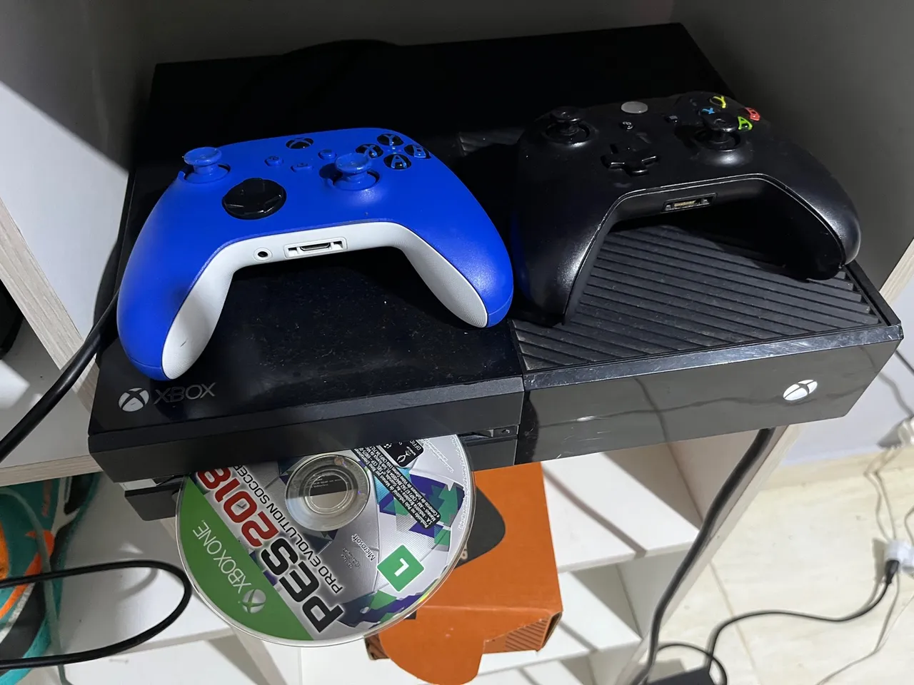 Xbox One com 2 Controles e Jogo PES 2018