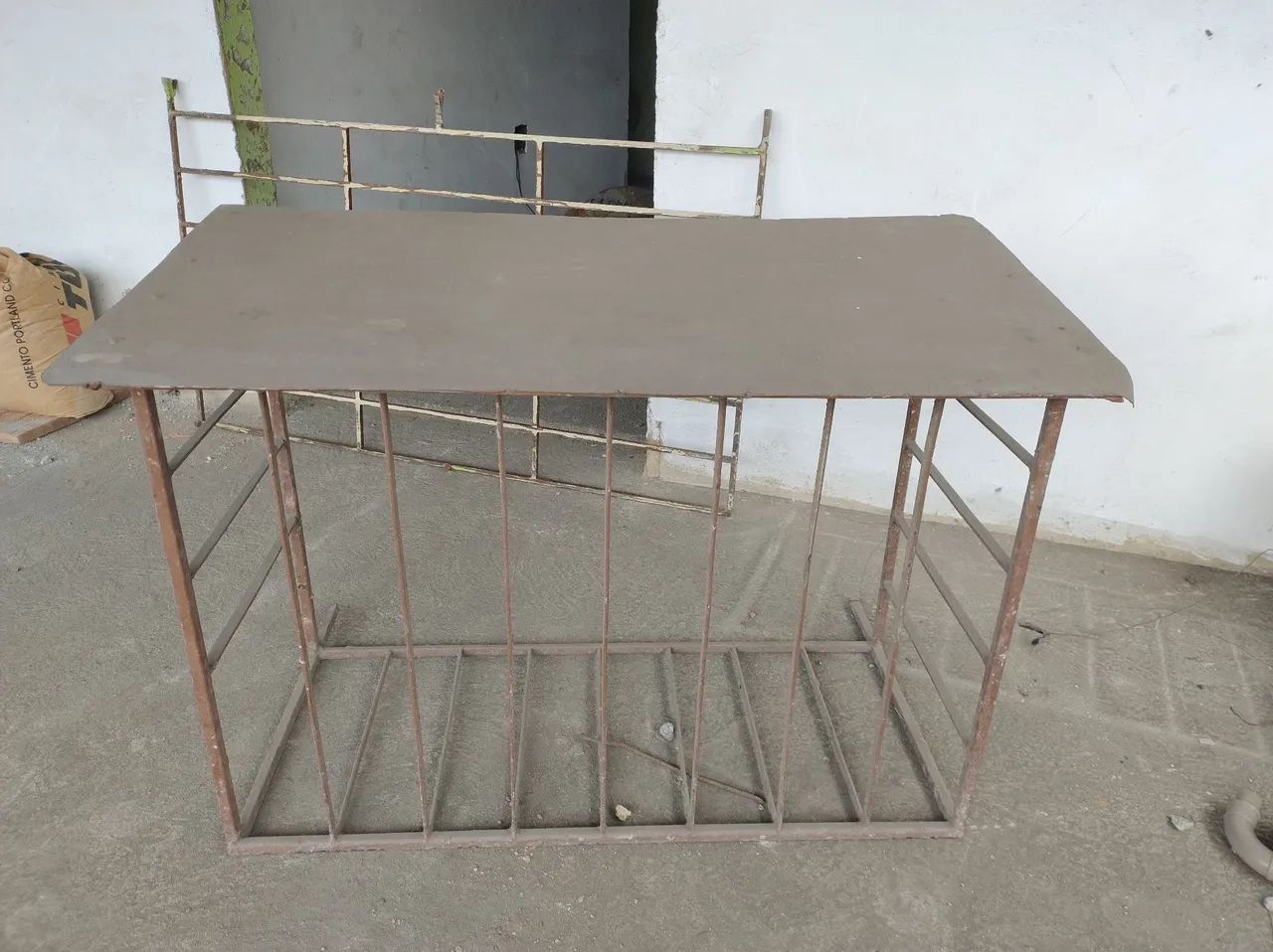 Grade de ferro para proteção de ar condicionado medindo 82x59x35