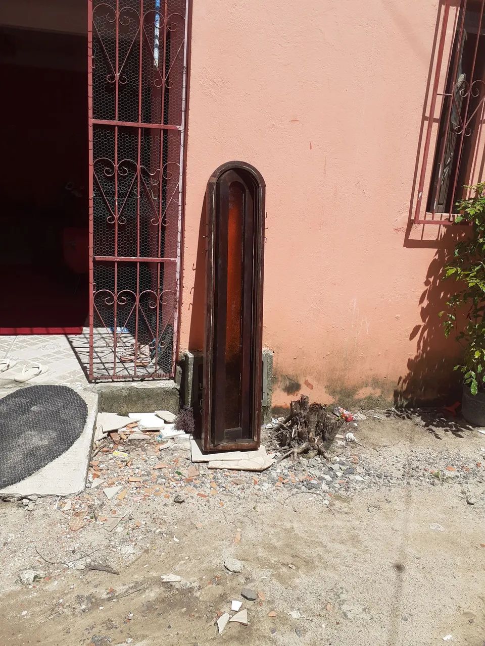 Janela de madeira com design clássico