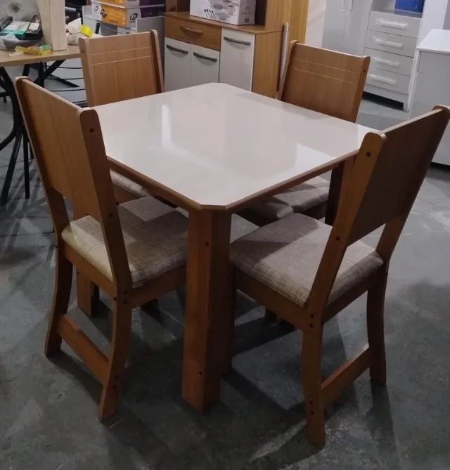 mesa de jantar c/ 4 cadeiras