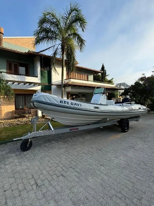 Lancha com motor potente e design moderno - Foto 7