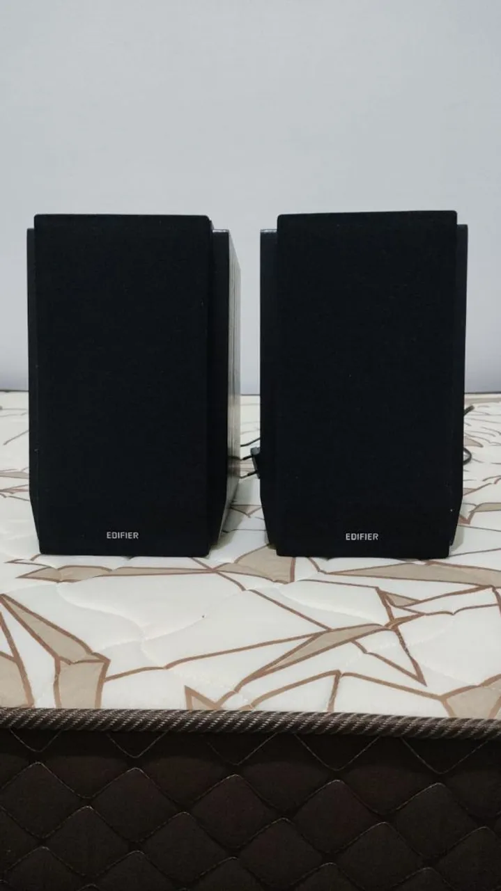 Monitor de Áudio 70W RMS com saída para subwoofer EDIFIER R1855DB - Preto