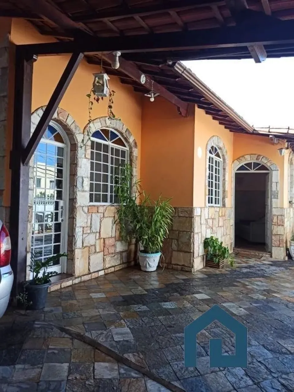 CASA COM 5 QUARTOS NO BAIRRO FLORAMAR