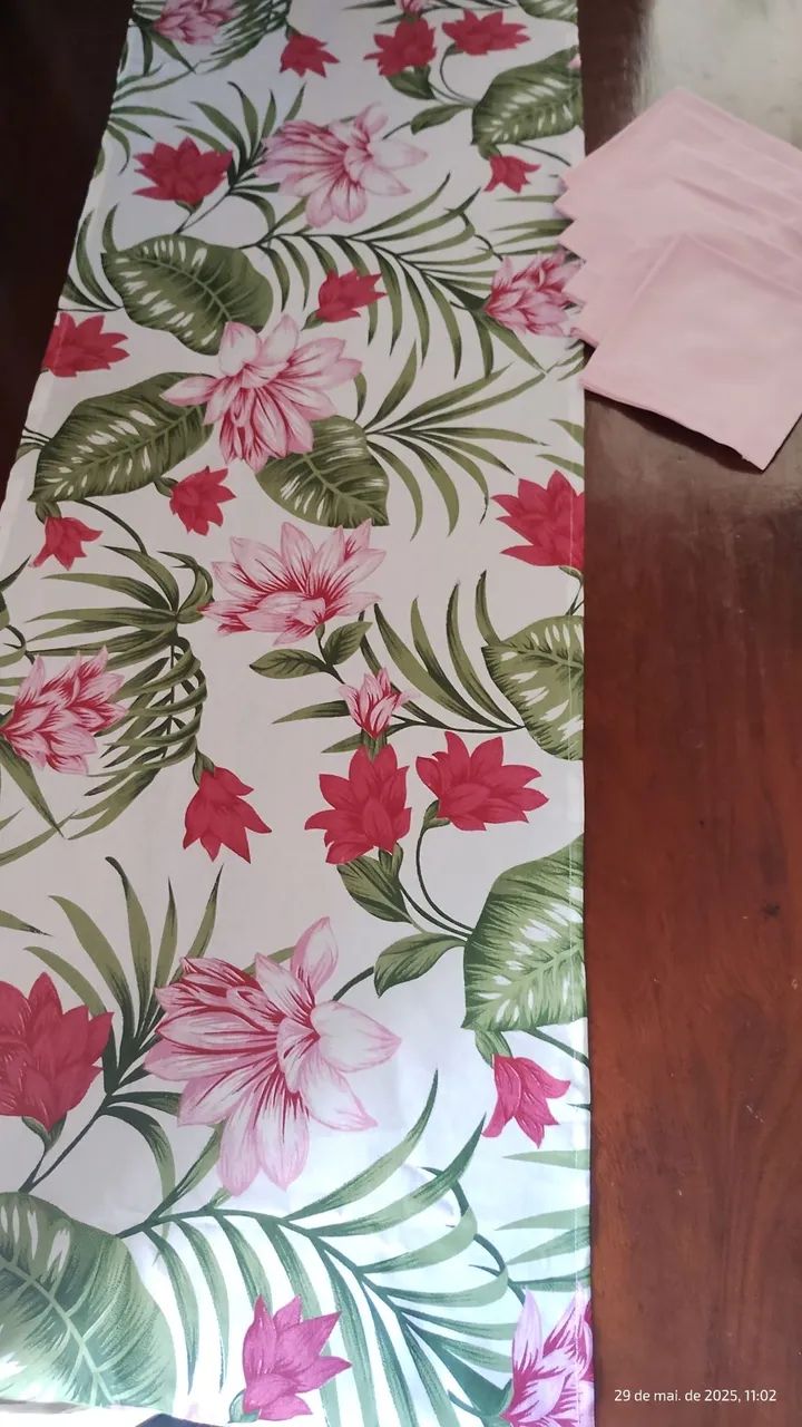 TRILHO DE MESA E 6 GUARDANAPOS 
