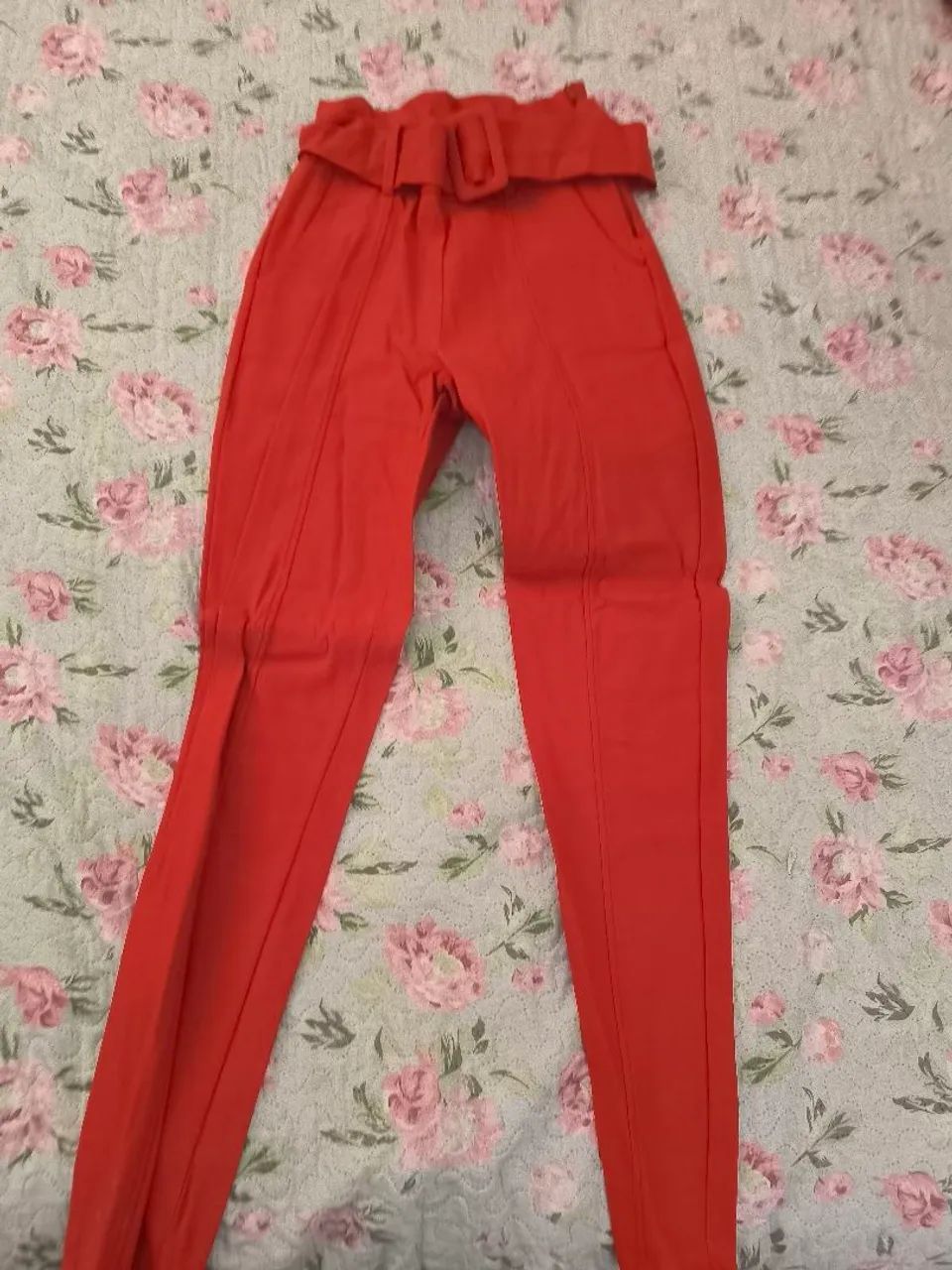 Calça laranja 70% viscose, tamanho P, acompanha cinto 