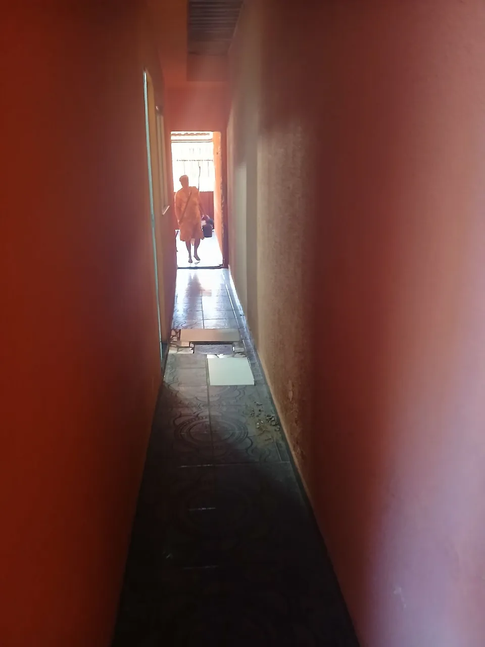 Aluga se 2 quartos sala cozinha e banheiro sem garagem 1.000 mil reais negócio particular