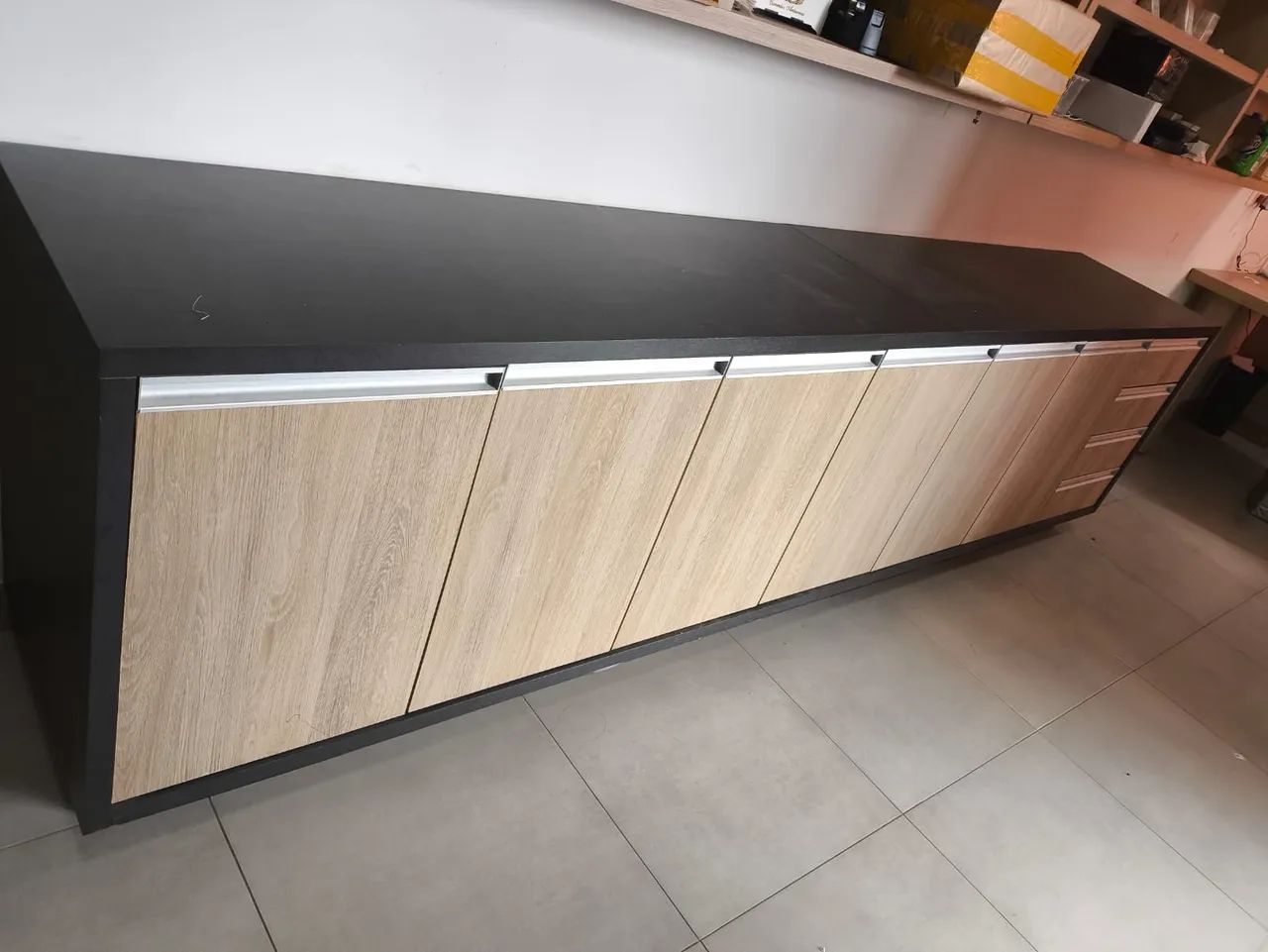 Balcão de MDF com 6 portas e 4 gavetas