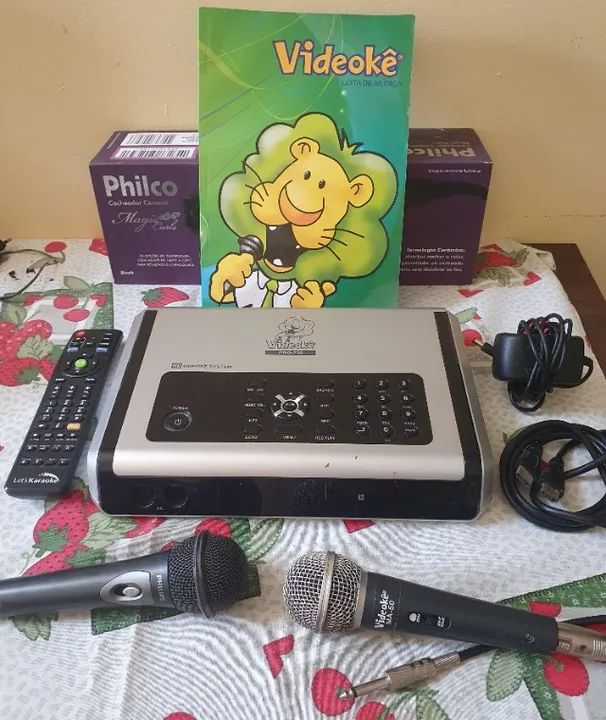 Videokê Raf 750 Pro com 2 microfones,120 musicas, controle e guia - Bivolt