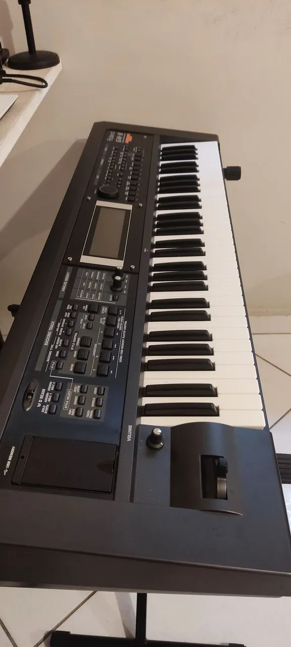 Teclado Roland GW-8 - Workstation Profissional - Ótimo Estado