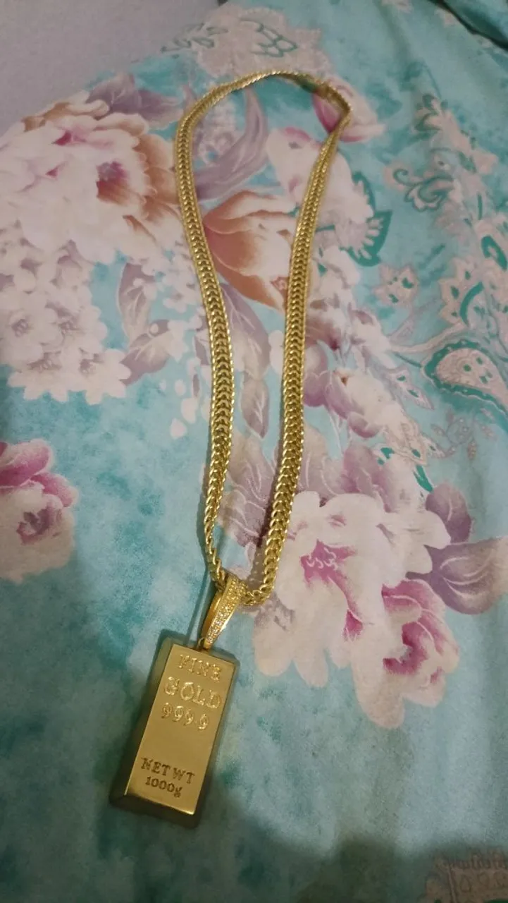 Corrente de ouro com pingente de barra de ouro