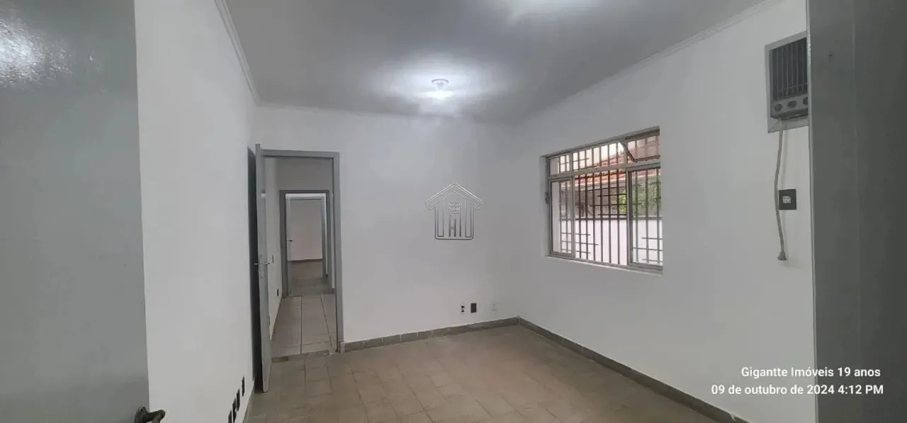 Casa térrea para locação comercial ou residencial, 4 salas e 2 banheiros, com 150m² de áre