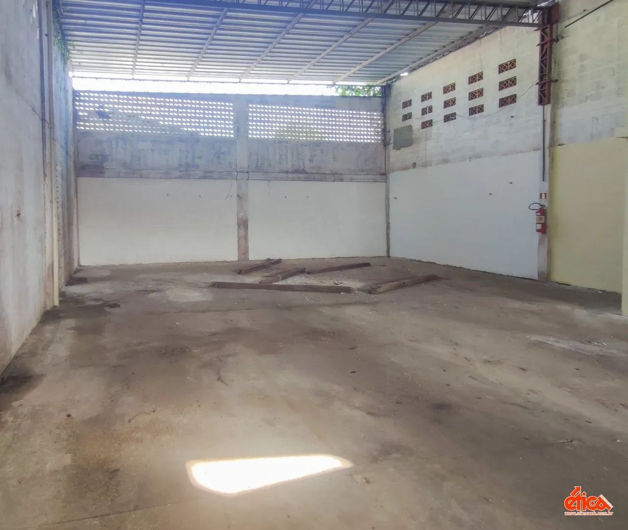 Galpão medindo 300,00m² pé direito 6,00m - Foto 5