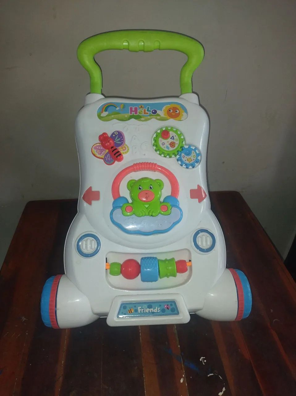 Andador empurrador infantil musical.