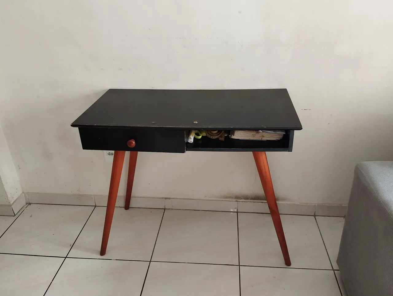 Escrivaninha preta com pés palito