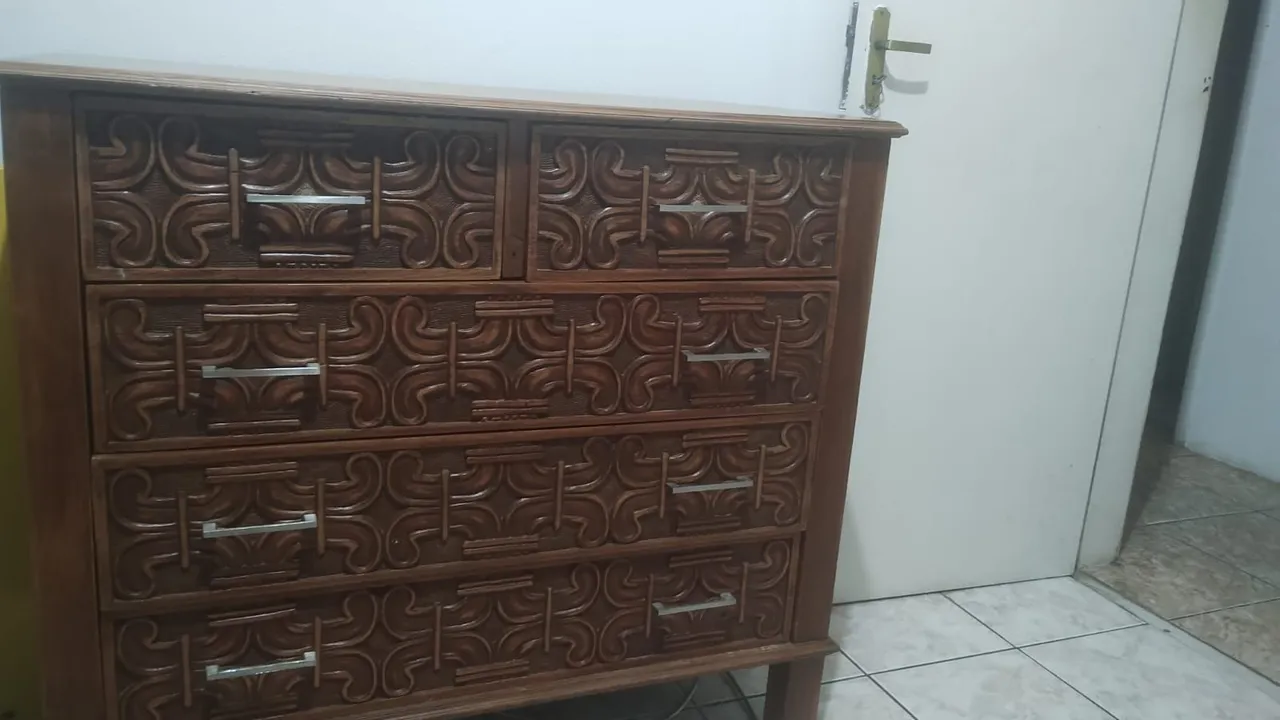 Cômoda de madeira maciça