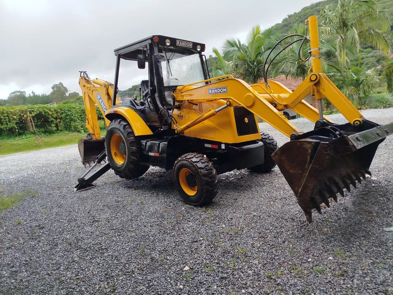 Retroescavadeira Rondon 