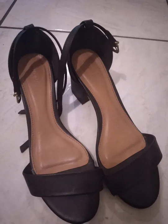Sandália de salto preta