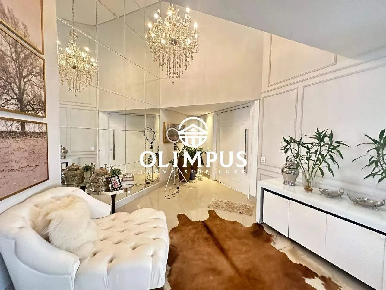 Belíssima casa, estilo sobrado, disponível para venda em uma excelente localização.