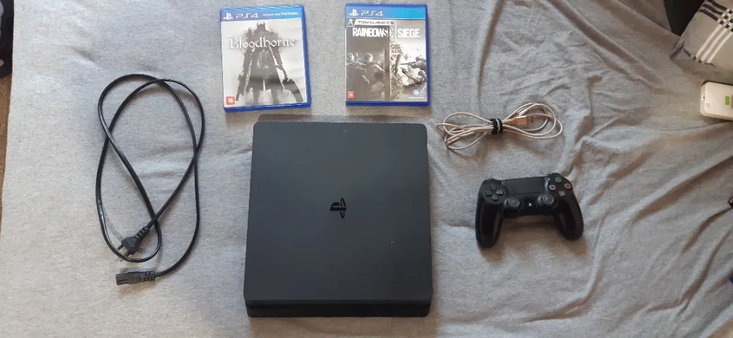 PS4 SLIM - 1TB. ACOMPANHA CONTROLE E 2 JOGOS(PREÇO NEGOCIÁVEL)