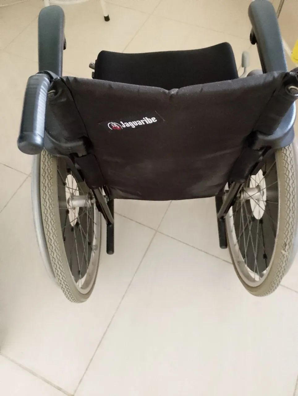 Cadeira de rodas dobrável marca Jaguaribe 